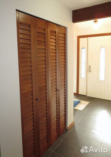 Двери жалюзи из натурального дерева