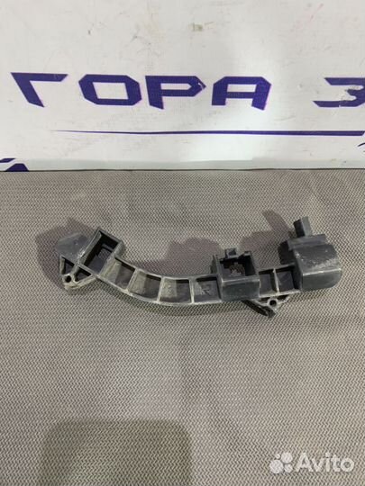 Кронштейн бампера переднего правый Toyota