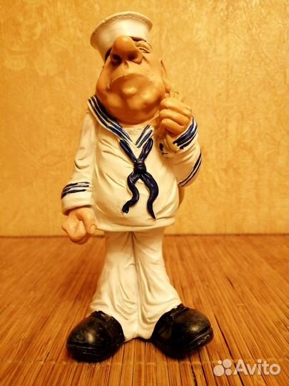 Фигурки моряк, девушка и фигурка предприниматель