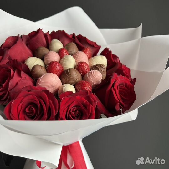Букет роз и клубника в шоколаде