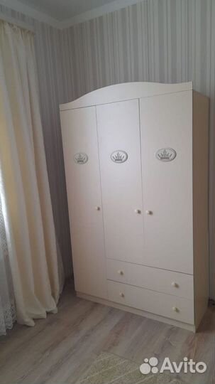 Шкаф детский трехстворчатый