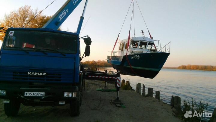 Водоизмещающий катер Гринда