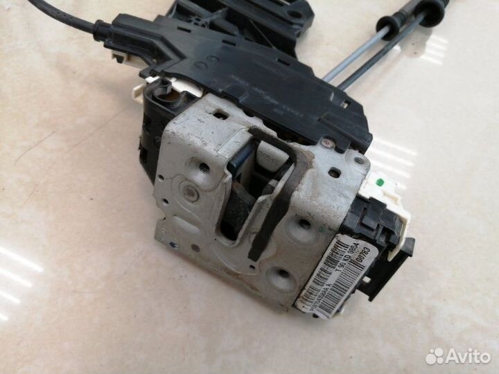 Замок боковой двери передний правый Jeep Cherokee