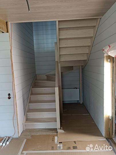 Удобные лестницы из дерева в каркасный дом