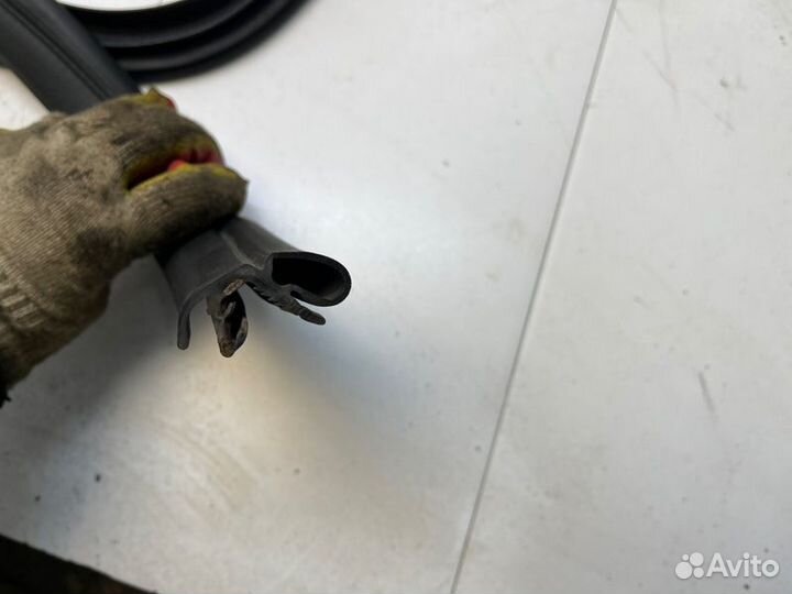 Уплотнитель дверного проема левый Ford Focus 2