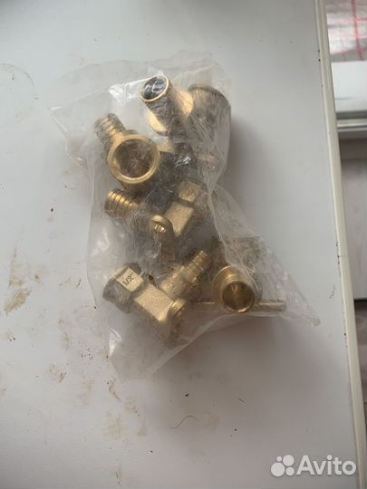 Угол настеный с внутреней резьбой