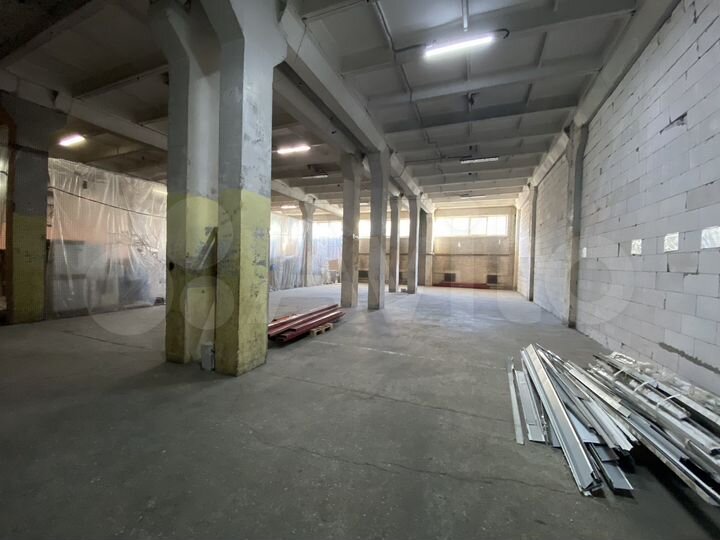 Склад, 1036 м² Первый этаж. Пандус, доки