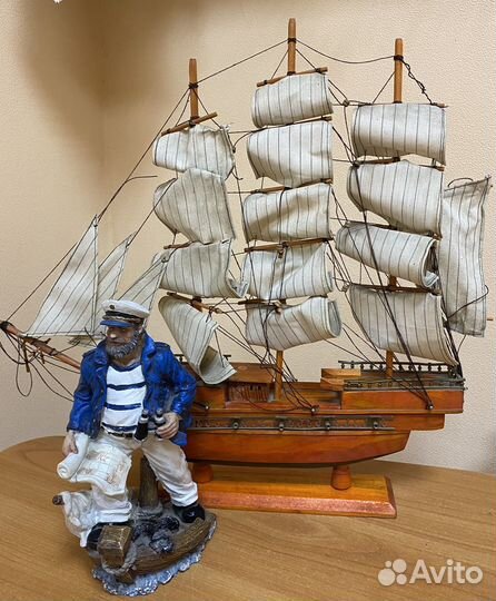Коллекционный корабль с капитаном(в подарок)
