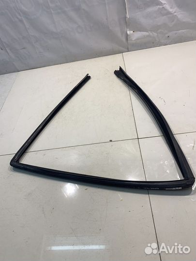 Уплотнитель стекла (задний, левый)