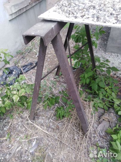 Подставки железные для бака