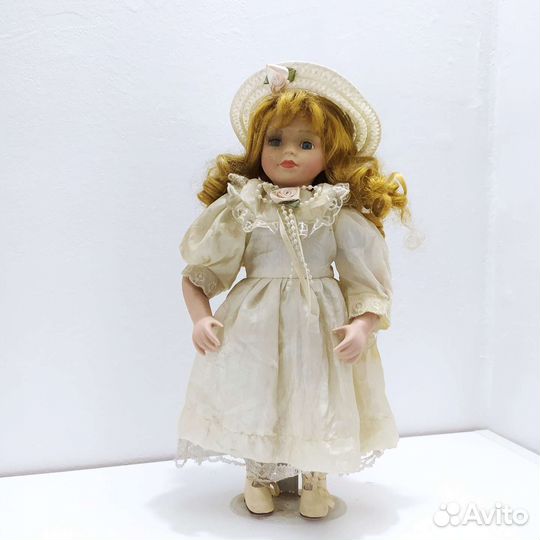 Кукла фарфоровая
