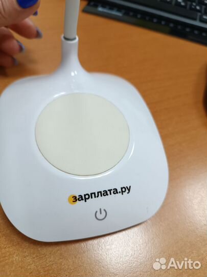 Светодиодная лампа с беспроводной зарядкой