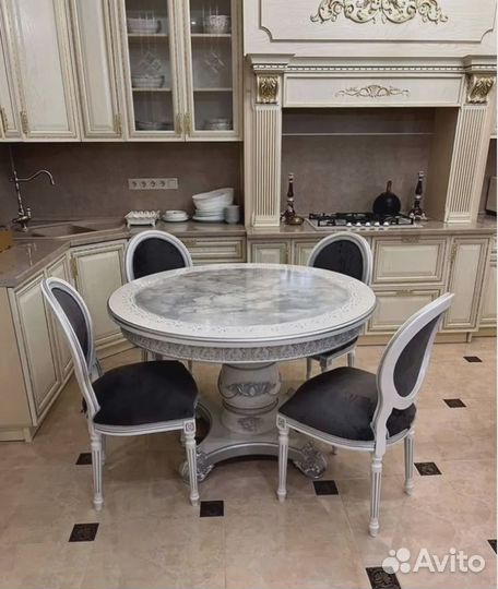 Кухонный стол и стулья в комплекте