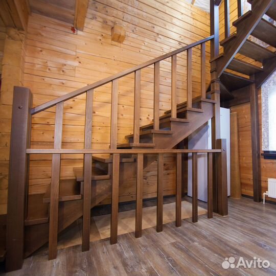 Лестница железная с деревянными ступенями