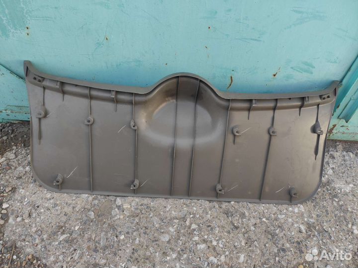 Обшивка двери багажника Nissan March