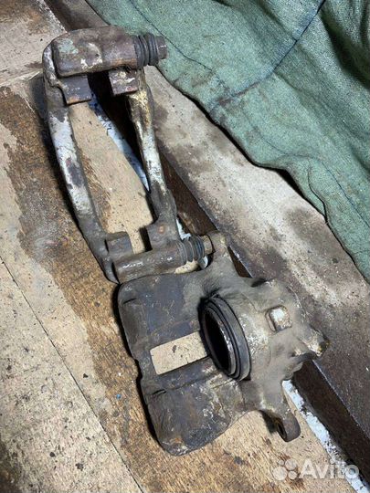 Суппорт передний левый audi 80 b3