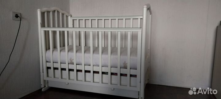 Детская кроватка с маятником
