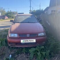 Volkswagen Polo 1.6 MT, 1996, битый, 85 000 км, с пробегом, цена 40 000 руб.