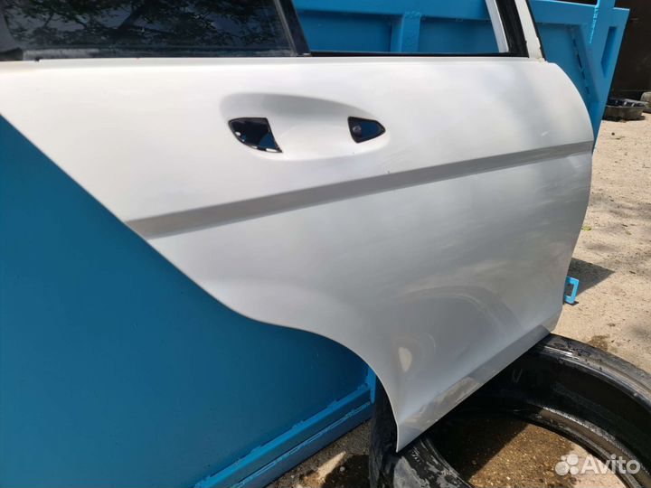 Дверь задняя правая Mercedes W204 дефект