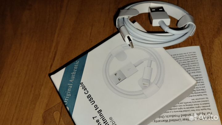 Зарядный шнур на iPhone