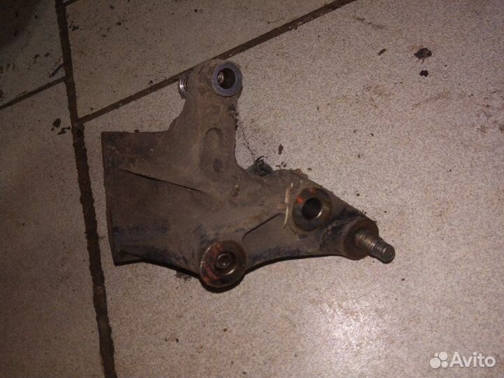 Кронштейн опоры двигателя Nissan Bluebird QU14