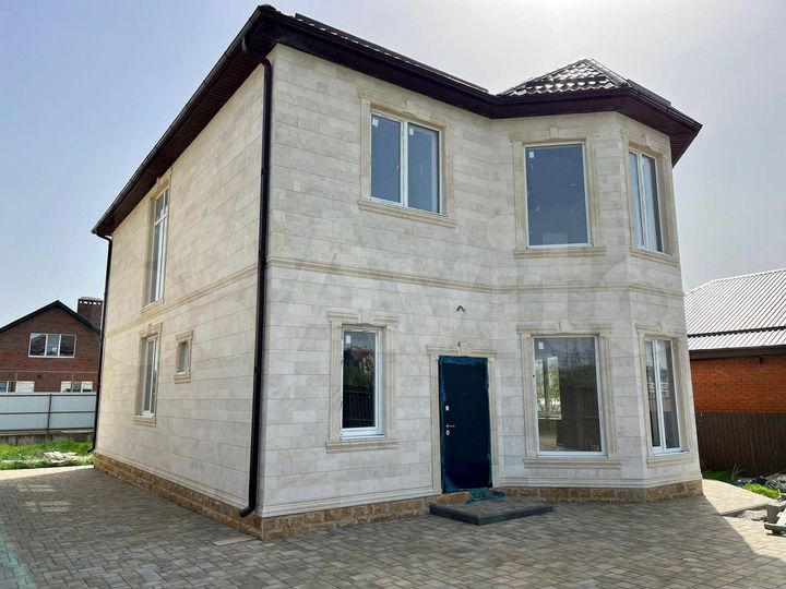 Дом 198 м² на участке 5 сот.