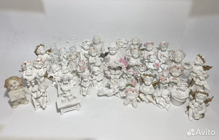 Фигурки ангелов на стульях 2 шт + стол