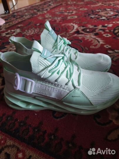 Кроссовки женские 40 размер новые