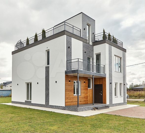 Дом 219 м² на участке 9,2 сот.