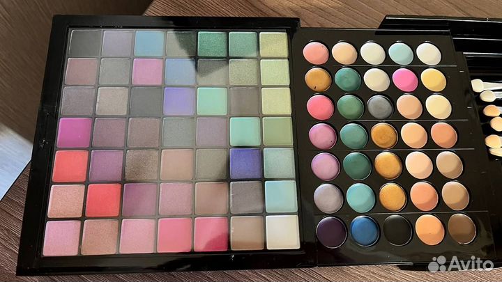 Подарочный набор косметики в чемодане декоративный