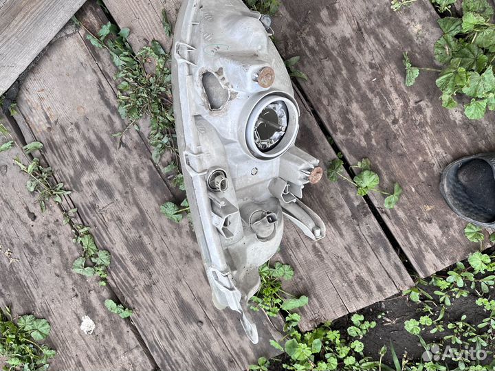 Фара на Toyota Prius