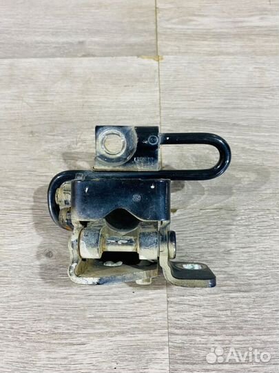 Петля двери зад лев низ volkswagen golf mk5 1.4 AMT DSG хетчбек