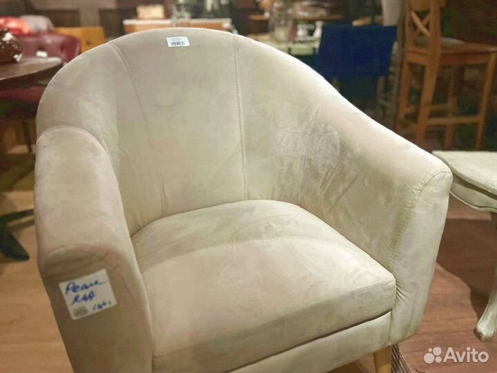 Кресло из велюра на ножках