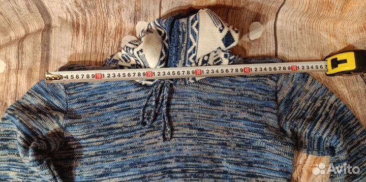 Свитер вязаный ручной работы с капюшоном