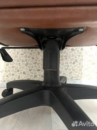 Компьютерное кресло кожаное коричневое