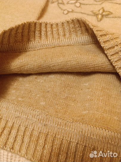 Свитер шерстяной женский