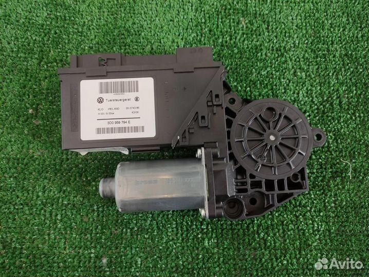 Мотор стеклоподъёмника задний правый volkswagen T