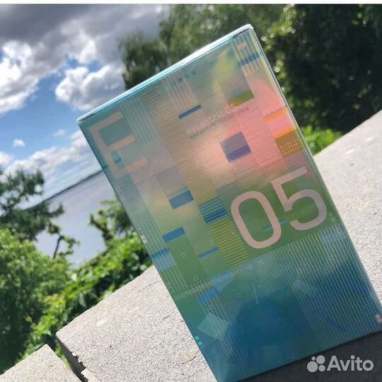 Molecule Escentric 05