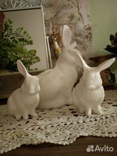 Продаю стекл. этажерку и набор зайцев (3 шт.)
