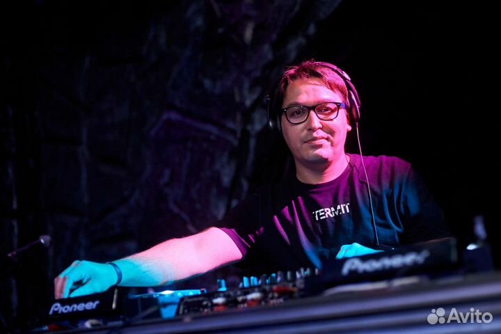 Диджей с аппаратурой