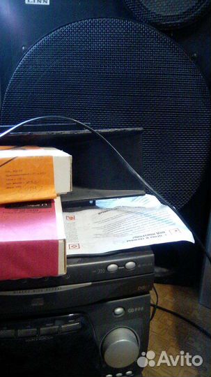 Качает огромные колонки-за ним. Сабы есть