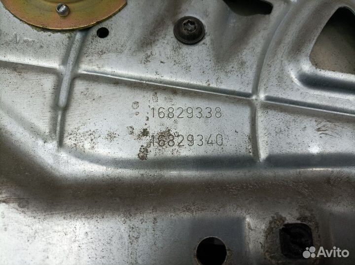 81626456024 Стеклоподъемник механический правый
