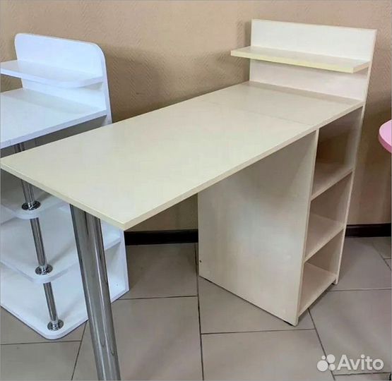 Маникюрный стол