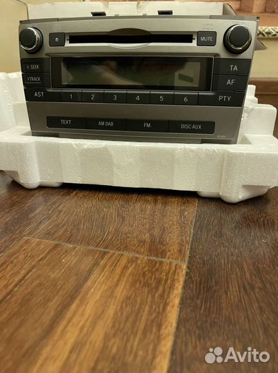 Штатная магнитола на Toyota Avensis (серебро)