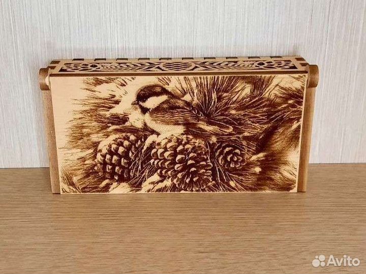 Деревянная шкатулка