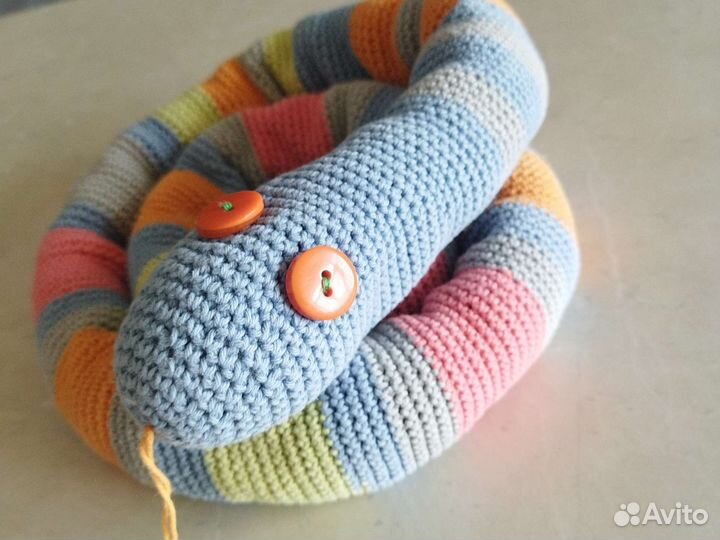Вязаная игрушка змея