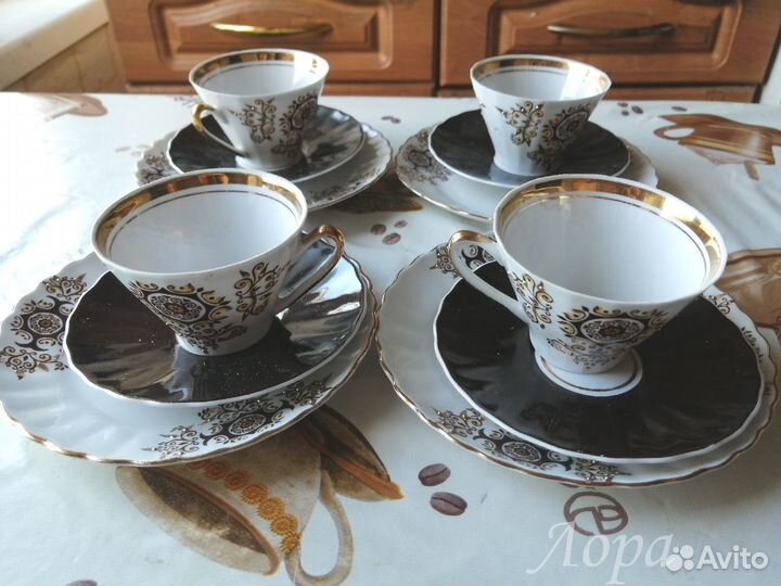 Кофейные чашки с блюдцами