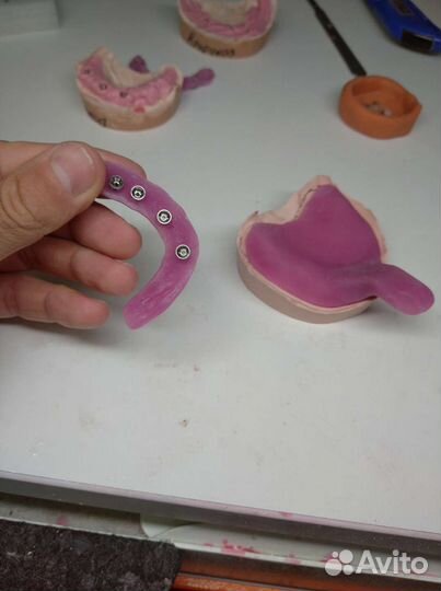 Помощник зубного техника