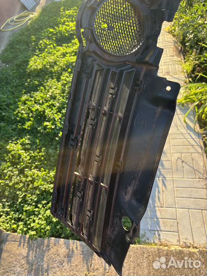 Решетка радиатора верхняя на Volkswagen Jetta 6
