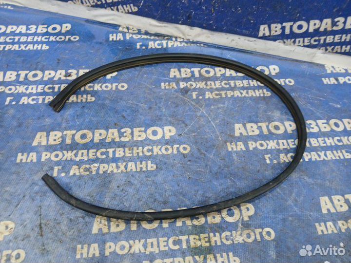 Уплотнительная резинка капота Hyundai Solaris 1